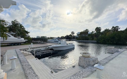 YACHT CLUB CANAL FRONT HOME