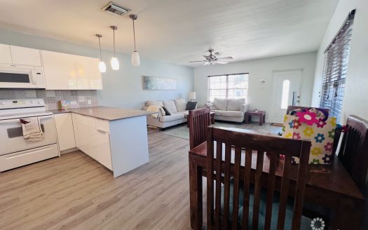 PALM SPRINGS SPACIOUS ONE BED – RARE FIND