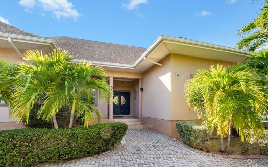 LARGE 5- BEDROOM HOME IN BEACH BAY, BODDEN TOWN