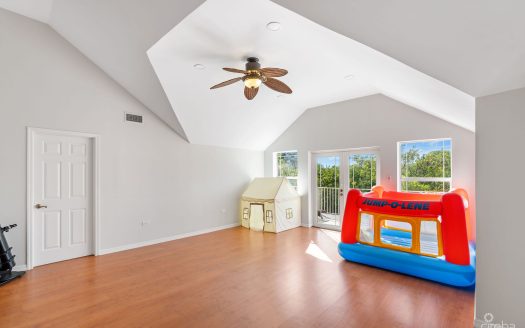 LARGE 5- BEDROOM HOME IN BEACH BAY, BODDEN TOWN