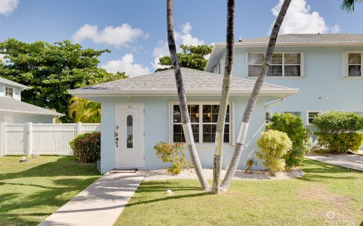 PALM SPRINGS SPACIOUS ONE BED – RARE FIND