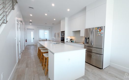 AURA TOWNHOUSE 2 BED PLUS DEN