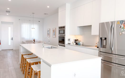 AURA TOWNHOUSE 2 BED PLUS DEN