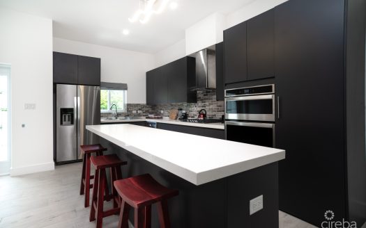 ACROSS FROM BEACH–SOUTH SOUND–3BED/3.5BATH TOWNHOUSE–FENCED YARD–THE MANTRAS