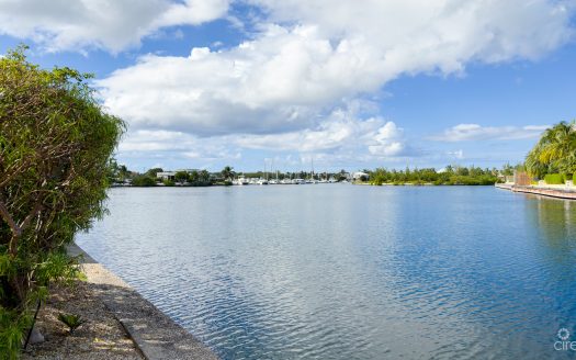 YACHT CLUB CANAL FRONT HOME 3 BED