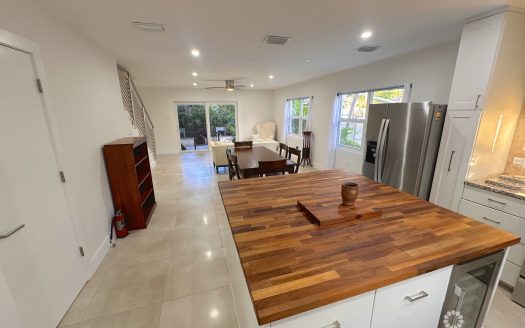 GLEN EDEN RENOVATED 2 BED END UNIT WITH ENCLOSED YARD