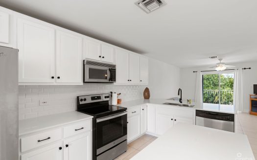 CAYMAN ESCAPE #7 CANALFRONT WITH DOCK CAYMAN ESCAPE #7 CANALFRONT WITH DOCK