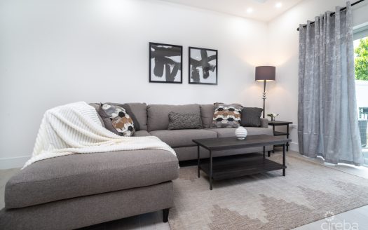 ACROSS FROM BEACH–SOUTH SOUND–3BED/3.5BATH TOWNHOUSE–FENCED YARD–THE MANTRAS