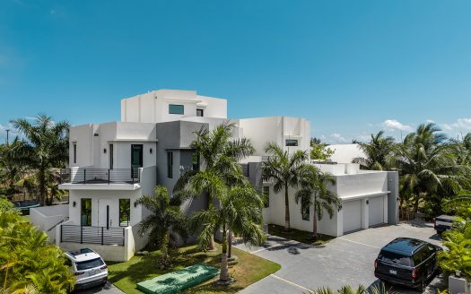 ROYAL PALMS – 5 BEDROOM ESTATE W/RENTAL UNIT ROYAL PALMS – 5 BEDROOM ESTATE W/RENTAL UNIT