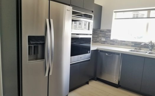 ROYAL PINES SPACIOUS TOWNHOUSE STYLE CONDO