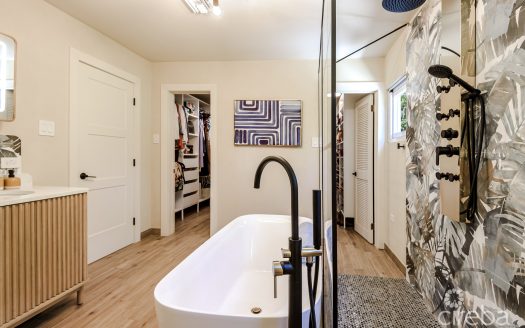 REMASTERED MID-CENTURY MODERN HOME