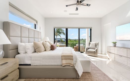 DAUM QUAY 12, CRYSTAL HARBOUR CANAL FRONT HOME