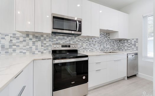 SPACIOUS & MODERN 3 BR TOWNHOME – EXCELLENT LOCATION!