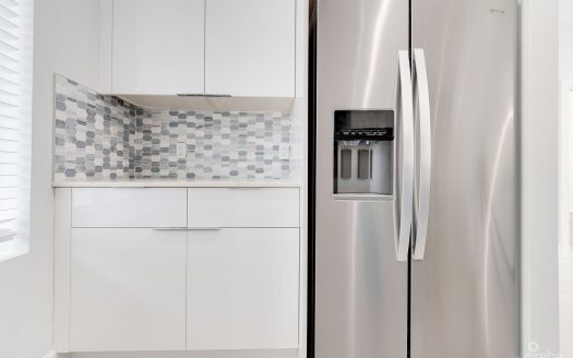 SPACIOUS & MODERN 3 BR TOWNHOME – EXCELLENT LOCATION!