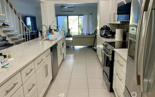 LIME TREE BAY TOWNHOUSE 2 BED FREEHOLD! SMB CORRIDOR