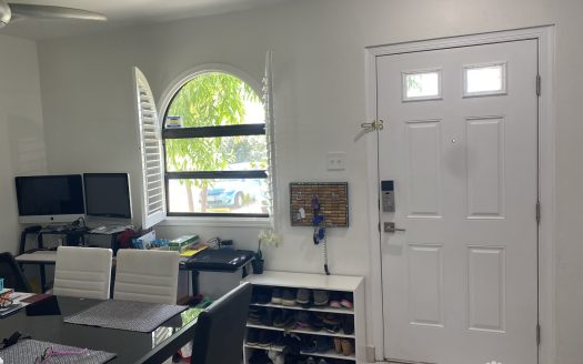 LIME TREE BAY TOWNHOUSE 2 BED FREEHOLD! SMB CORRIDOR