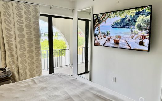 LIME TREE BAY TOWNHOUSE 2 BED FREEHOLD! SMB CORRIDOR