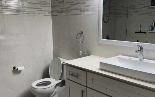 LIME TREE BAY TOWNHOUSE 2 BED FREEHOLD! SMB CORRIDOR