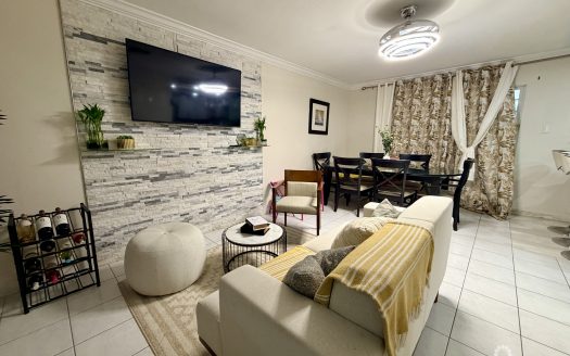 TROPICAL HAVEN – REMODELLED 3 BEDROOM CONDO!