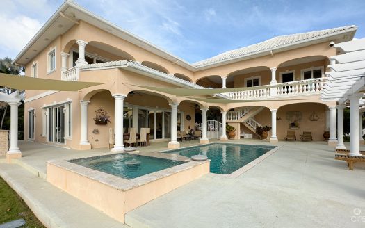 YACHT CLUB CANAL FRONT HOME