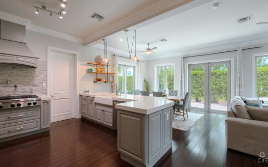 CAMELOT DRIVE HOME, SEVEN MILE BEACH