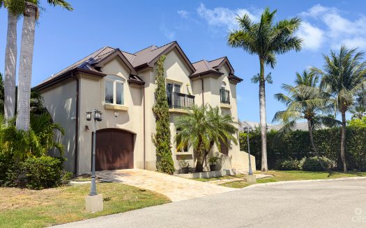 CAMELOT DRIVE HOME, SEVEN MILE BEACH
