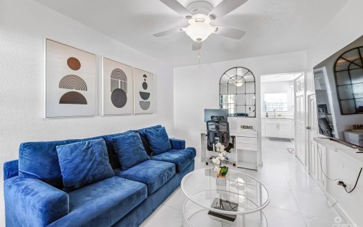 SPRINGFIELD COURTS – 2 BR 2.5 BATH – NEWLY REMODLED – PRISTINE INTERIOR AND FANTASTIC LOCATION!