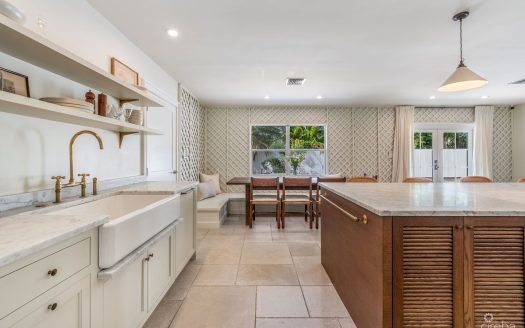 SNUG HARBOUR DESIGNER RENOVATED 4 BEDROOM HOME