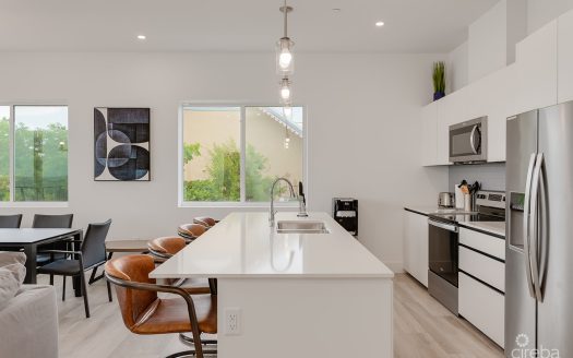 SUNSET POINT – BEAUTIFULLY UPGRADED 3 BED WITH PANORAMIC OCEAN VIEWS