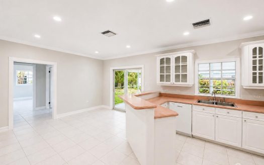 SAVANNAH MEADOWS -BEAUTIFULLY RENOVATED FAMILY HOME