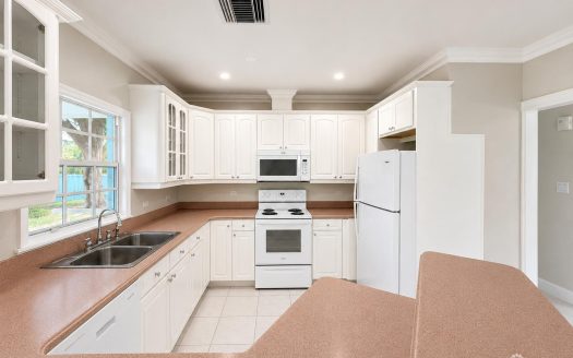 SAVANNAH MEADOWS -BEAUTIFULLY RENOVATED FAMILY HOME