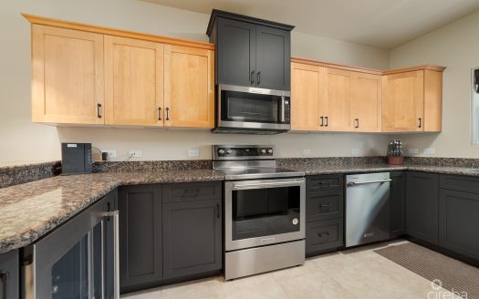 SPACIOUS 3 BED + DEN TOWNHOME AT L’AMBIENCE