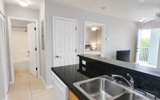LAKESIDE–1BED/1BATH–CLOSE TO CAMANA BAY/SEVEN MILE BEACH