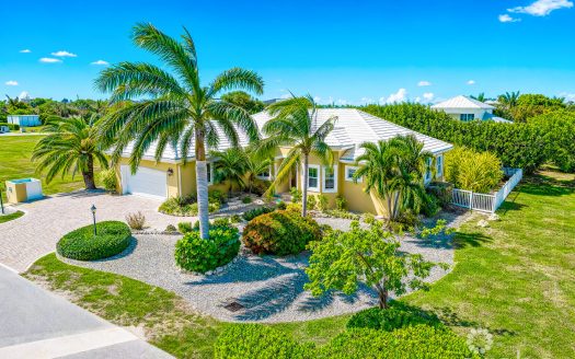 THE SHORES FAMILY HOME WITH SWIMMING POOL
