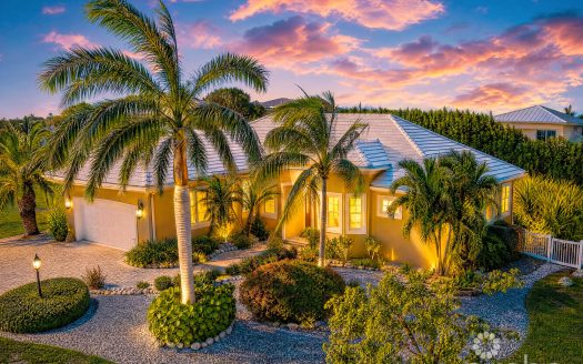 THE SHORES FAMILY HOME  WITH SWIMMING POOL