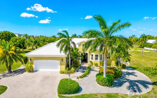 THE SHORES FAMILY HOME WITH SWIMMING POOL