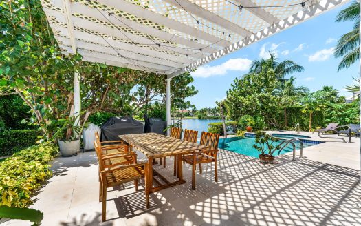 BIMINI DRIVE 303 – GRAND HARBOUR | 5-BED WATERFRONT HOME