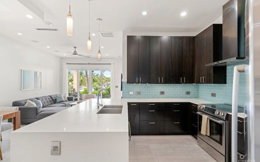 CYPRESS POINTE NORTH 101 – CANAL FRONT CRYSTAL HARBOUR