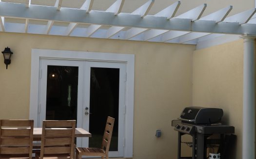 BEAUTIFULLY RENOVATED UNIT IN WALKERS SOUTH