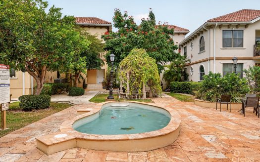 2 BEDROOM CONDO IN LANTERN POINT