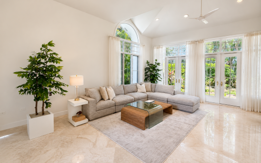RARE KING’S COURT VILLA IN BRITANNIA | SEVEN MILE BEACH CORRIDOR RARE KING’S COURT VILLA IN BRITANNIA | SEVEN MILE BEACH CORRIDOR
