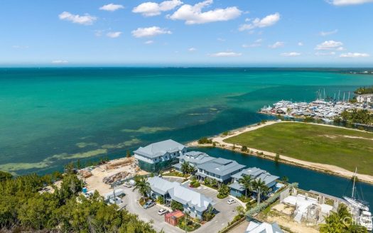 LARGE SEAHAVEN 2 BED WITH POOL – OCEANVIEW AND CANAL FRONT