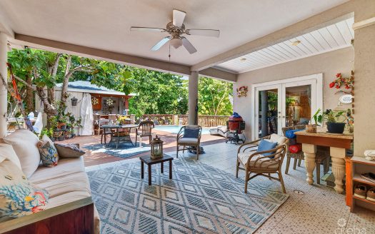 SAVANNAH NEWLANDS FAMILY HOME WITH POOL, OUTSDIE BAR & INCOME-GENERATING GUEST SUITE