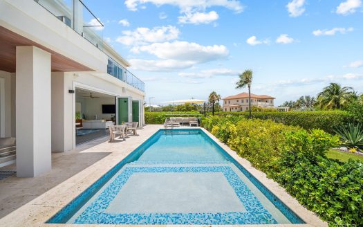 24 SHOREWINDS TRAIL, THE SHORES FAMILY HOME
