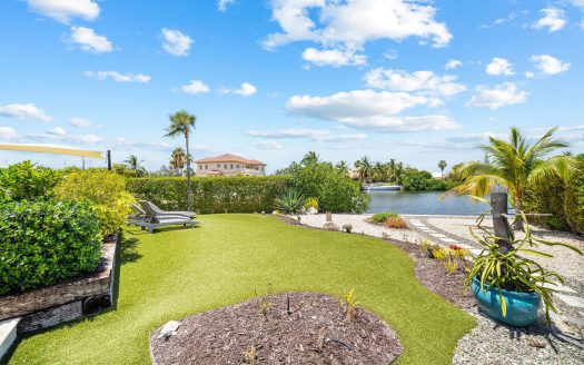 24 SHOREWINDS TRAIL, THE SHORES FAMILY HOME