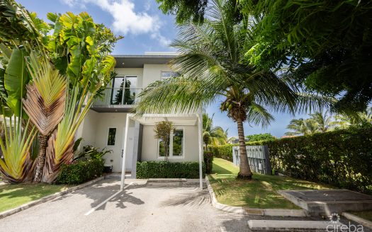 TWENTY40 #16 LUXURY CANALFRONT END UNIT TOWNHOME
