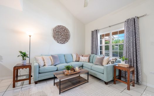 CHARMING & CENTRALLY LOCATED SOUTH COVE IN SOUTH SOUND