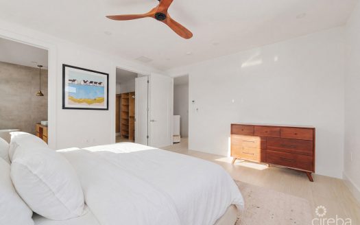 BEAUTIFUL SOUTH SOUND DUPLEX WITH POOL