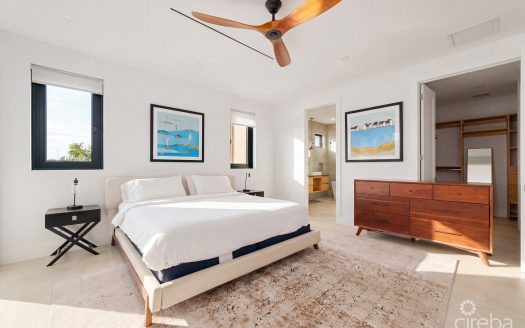 BEAUTIFUL SOUTH SOUND DUPLEX WITH POOL
