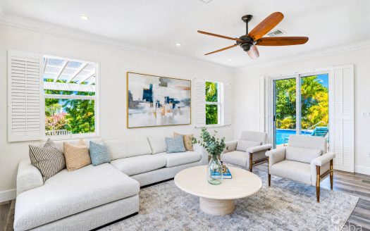 THE SHORES FAMILY HOME WITH SWIMMING POOL